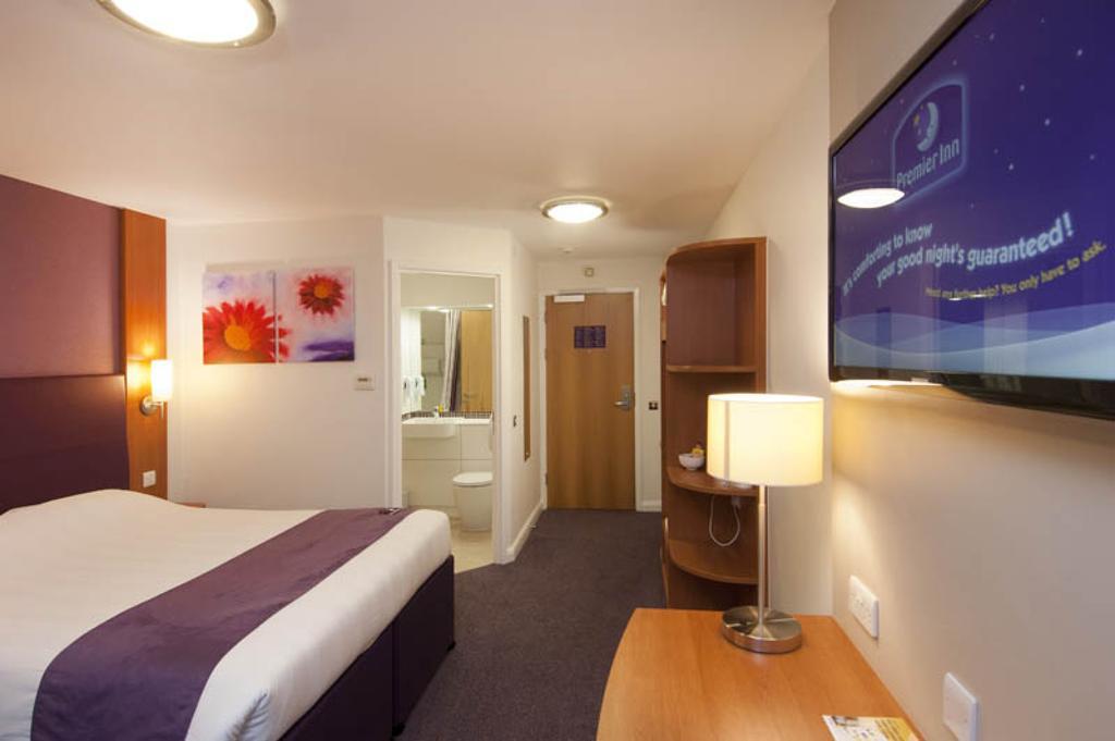 Premier Inn Tonbridge Ngoại thất bức ảnh