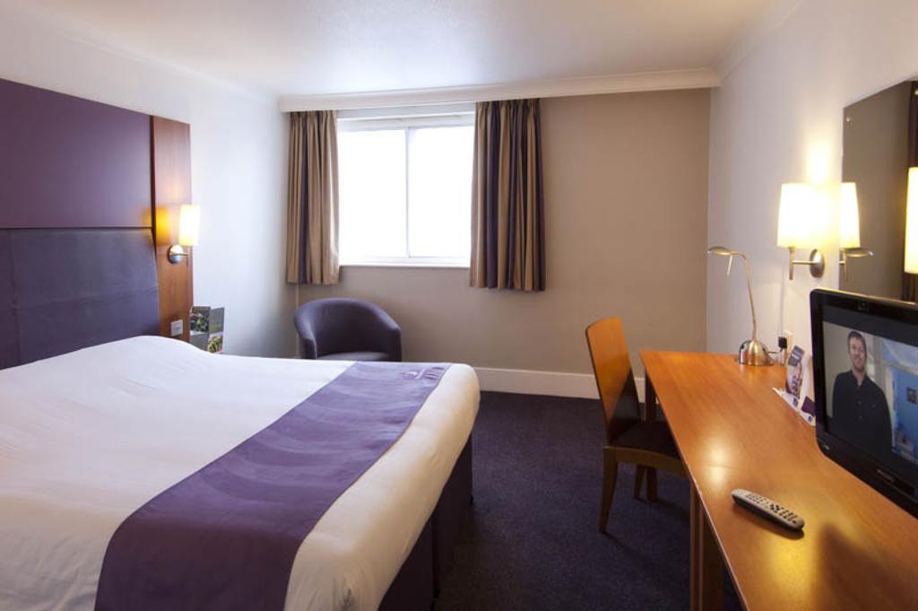 Premier Inn Tonbridge Ngoại thất bức ảnh