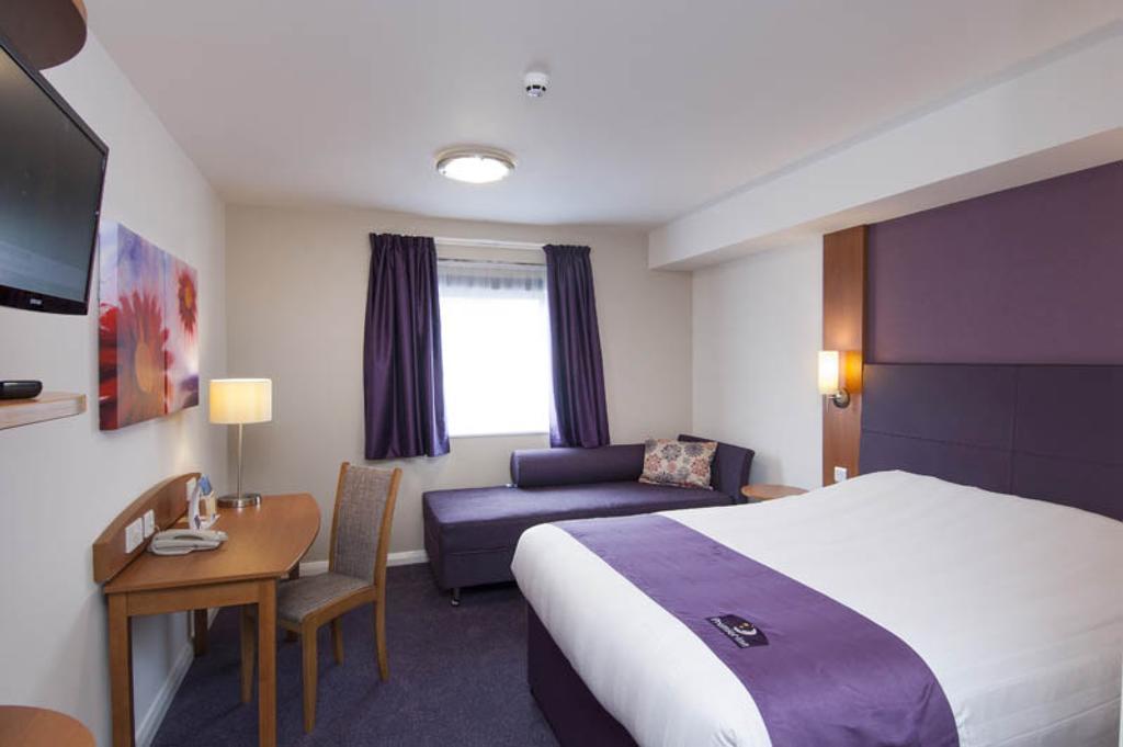 Premier Inn Tonbridge Ngoại thất bức ảnh