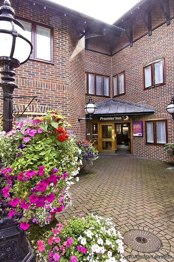 Premier Inn Tonbridge Ngoại thất bức ảnh